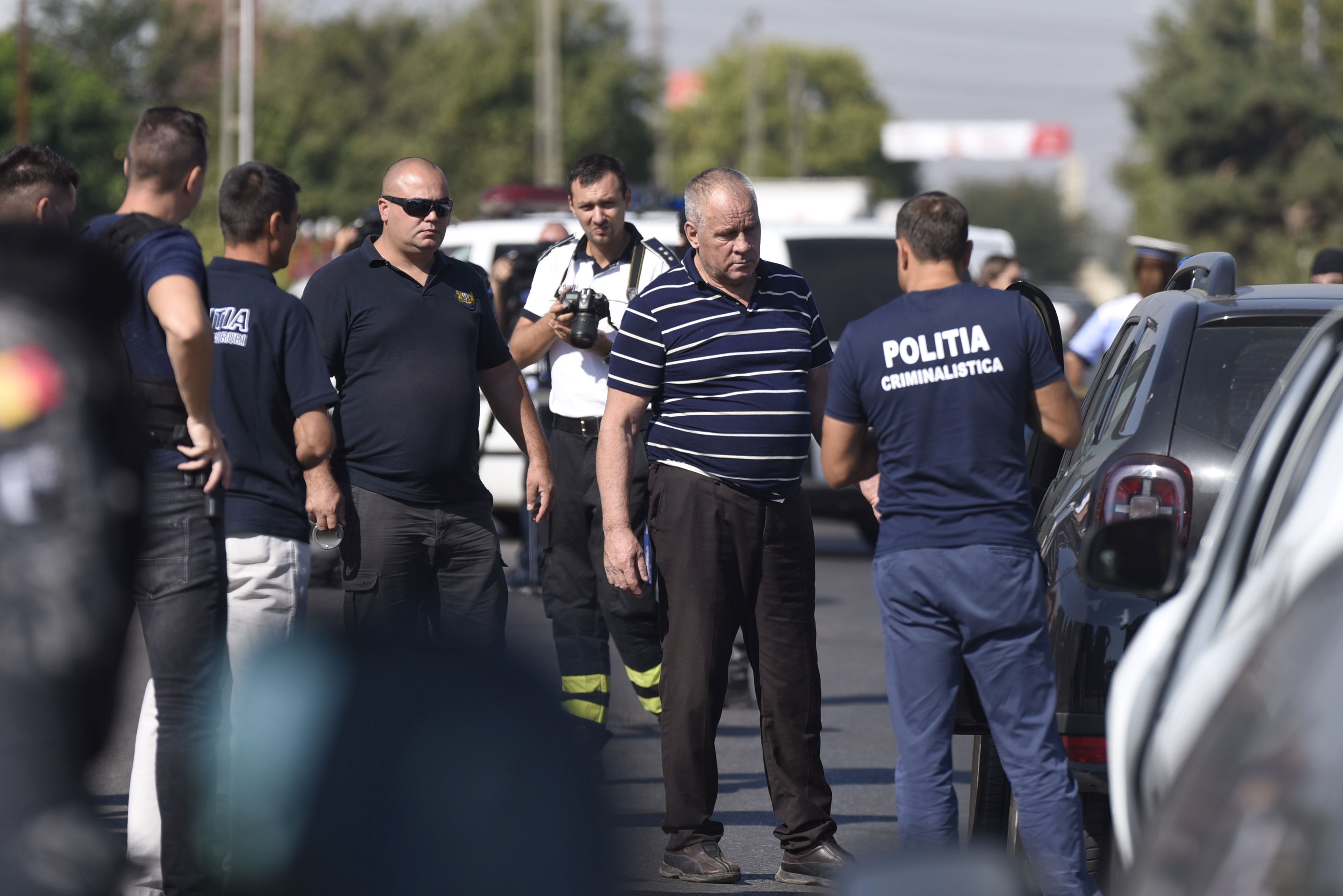 Gheorghe Dincă, apărat cu mascații de furia oamenilor atunci când a fost dus la Caracal pentru reconstituire