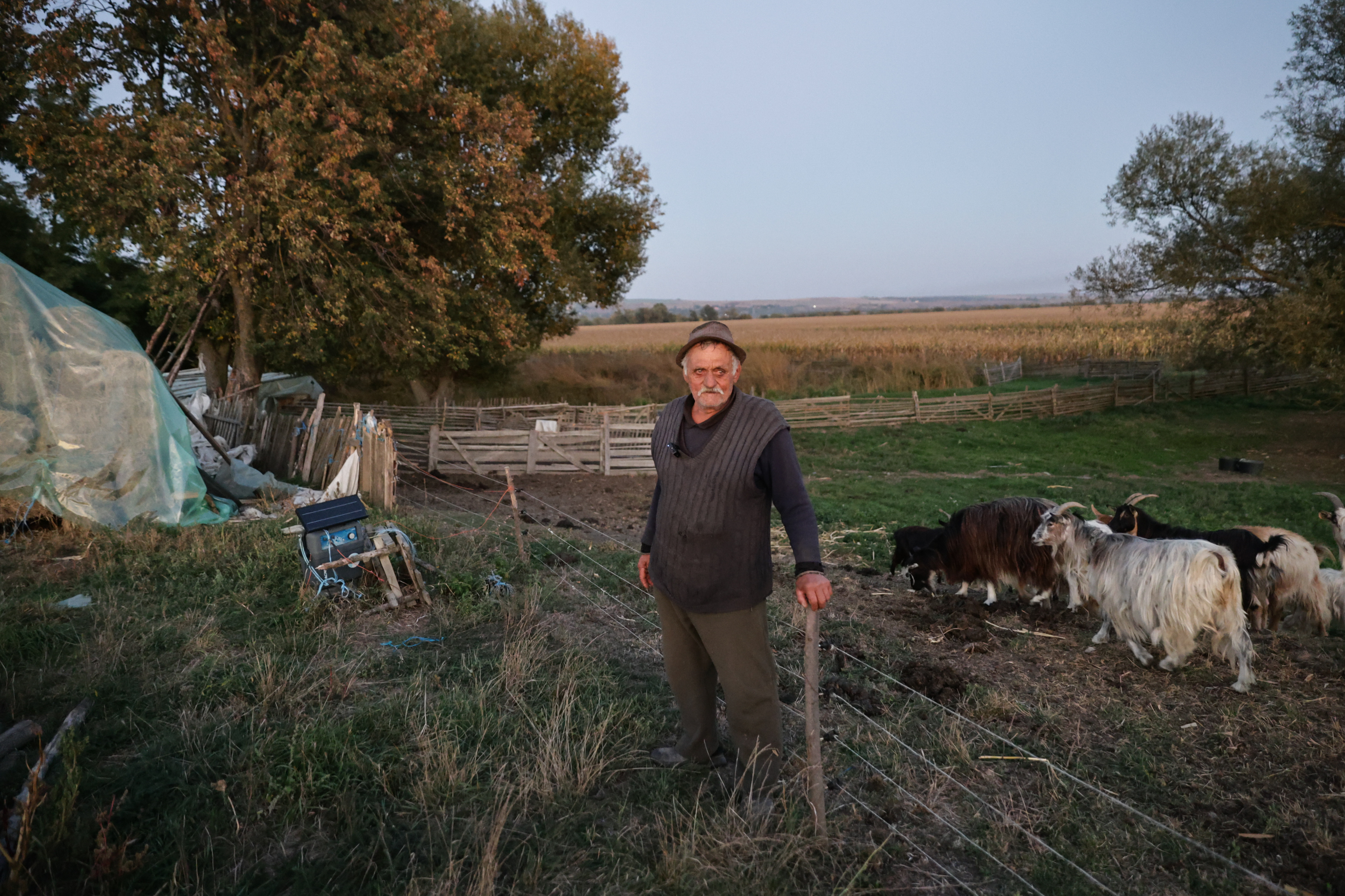 Bătrânul de la marginea lumii. Mesaj pentru politicieni: „Ce mănânci tu, aşa şi ceilalţi. Noi am fost 14 copii, ce-o mâncat tata, ne-o dat şi nouă, nu că el a mâncat carnea, şi noi borşul”