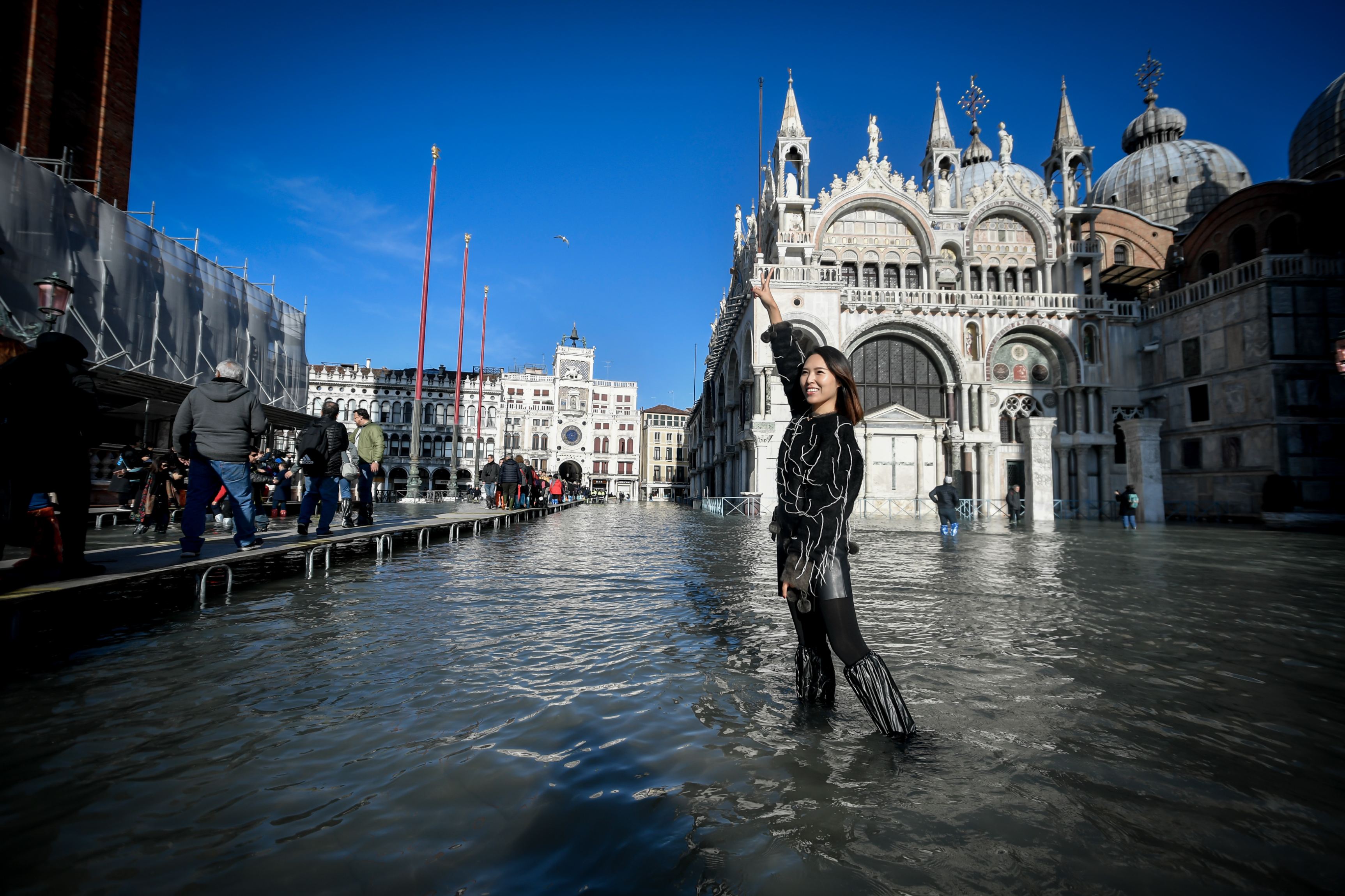 Veneția este îngenuncheată de ape. Localnicii, în lacrimi. Turiștii zâmbesc la selfie în cizme de cauciuc