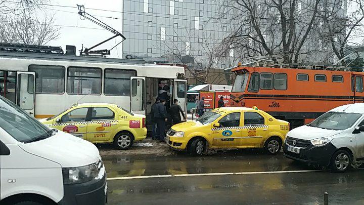 #salvatipipera. Circulația tramvaielor din zona Pipera, blocată de un autoturism parcat neregulamentar