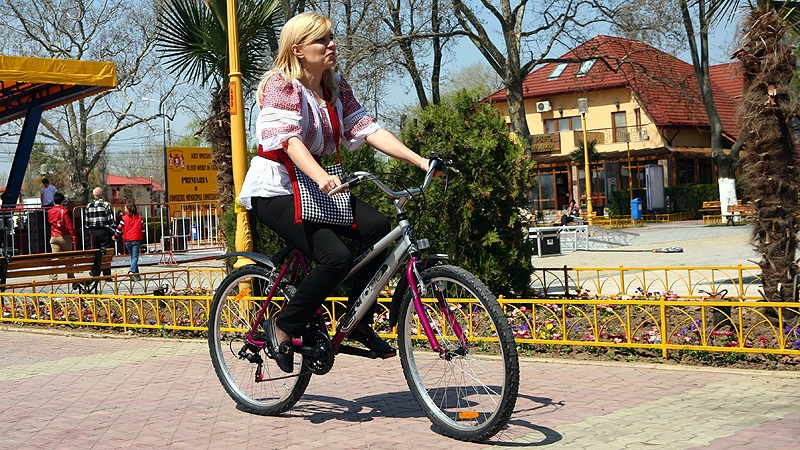 GALERIE FOTO/Politicieni pe bicicletă: ce promisiuni fanteziste au făcut oficialii, de pe două roți