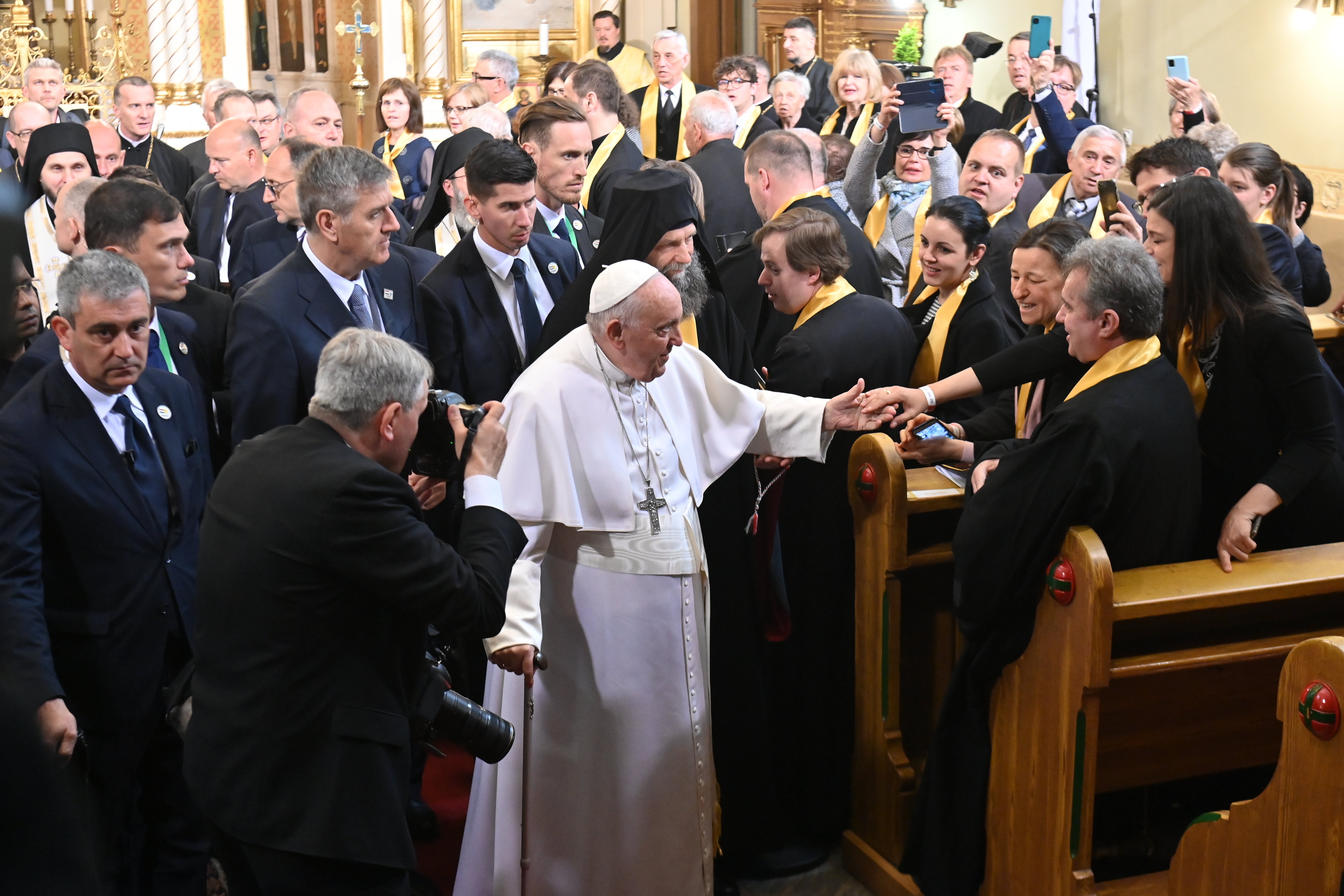 Papa Francisc s-a întâlnit cu refugiații ucraineni din Ungaria. Pontiful ține un discurs în Laszlo Papp Arena