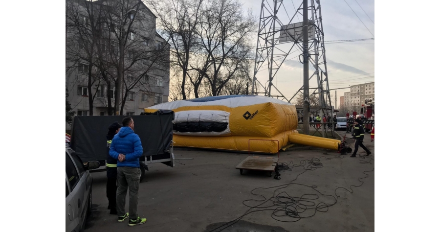 Un bărbat care amenința că se sinucide a lăsat jumătate din Iași fără curent și a paralizat circulația din oraș