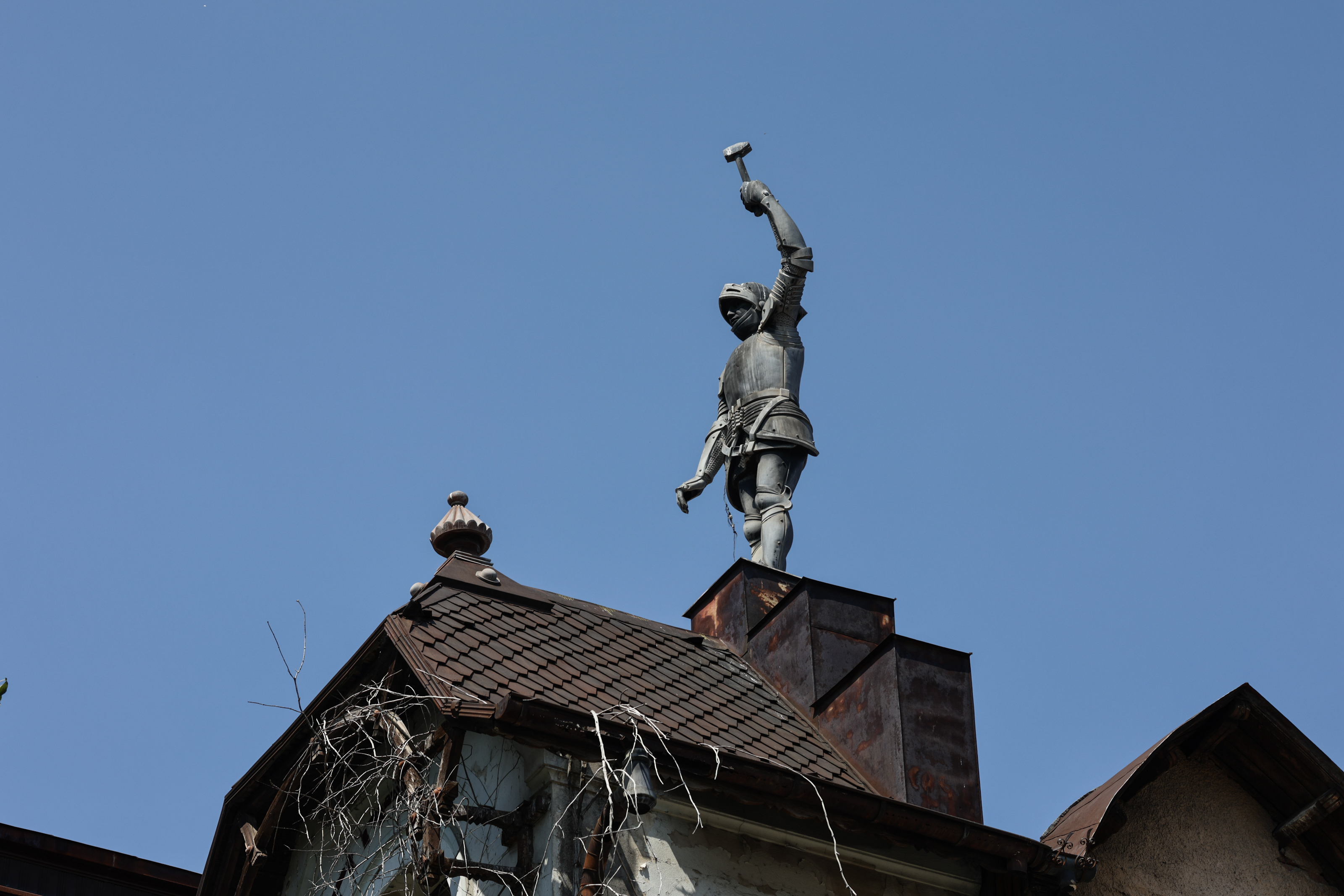 Povestea lui „Pandelică”, ostașul în armură care apără Bucureștiul de rele. Are o copie „muncitorească” în mahala, lângă Obor. Autor: Alexandru Dimitriu, un mare maestru ornamentalist al României
