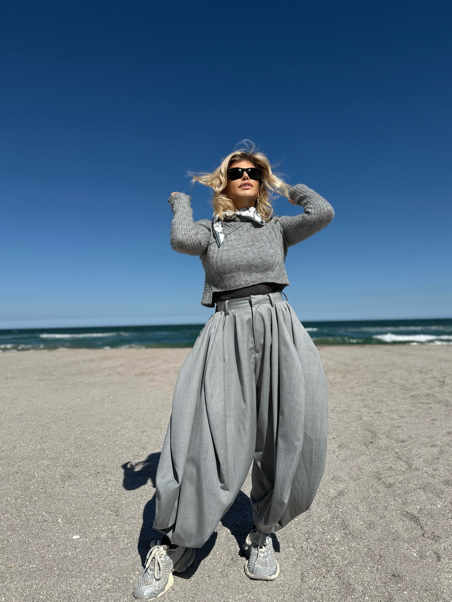 Loredana Groza, în pantaloni-gogoșari la plajă. Apariția cântăreței a fost comentată de fani: „Talentată, sexy și mereu cool”