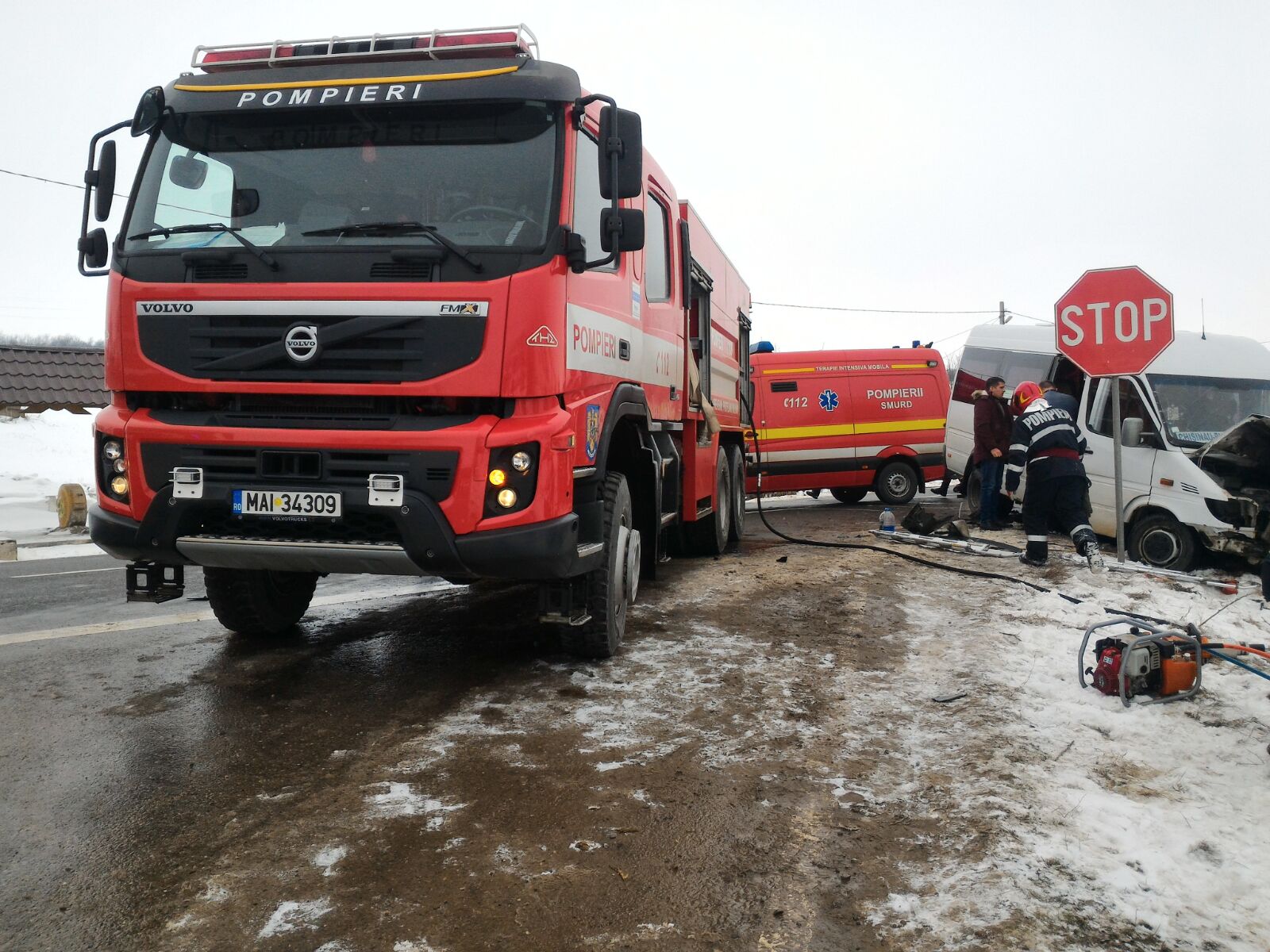 Un mort și două persoane încarcerate într-un accident în Vaslui în care a fost implicat un microbuz cu 10 călători/FOTO