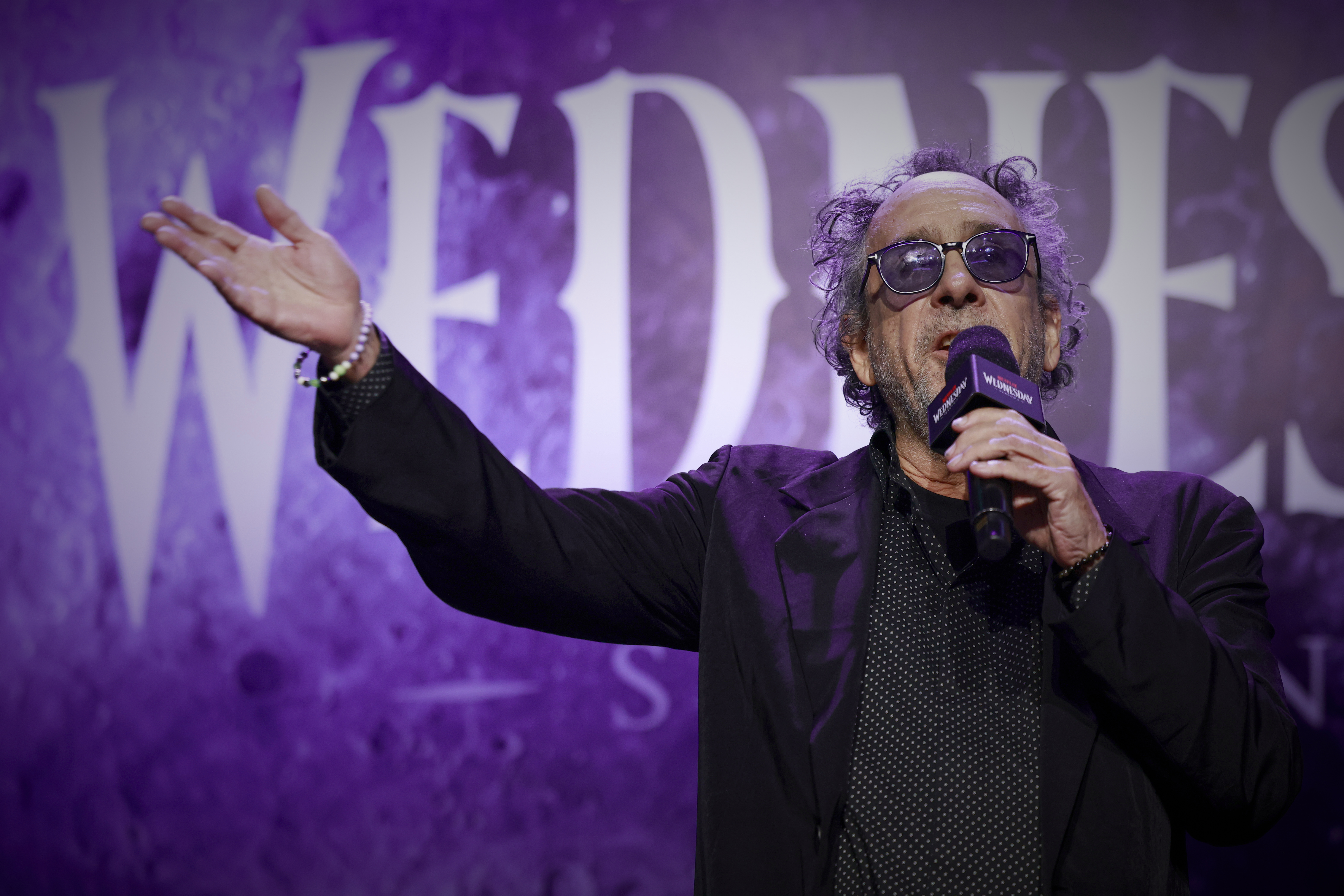 Tim Burton, despre schimbările din sezonul 2 al serialului Wednesday. Cum a fost să filmeze în Irlanda, după ce a renunțat la România