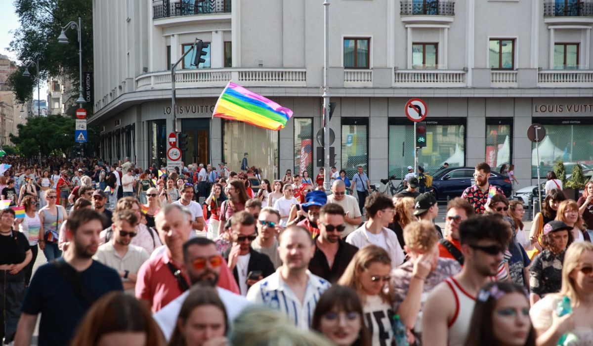 Marșul Bucharest Pride 2026: zeci de mii de oameni cer drepturi egale pentru comunitatea LGBT+ și parteneriat civil pe Calea Victoriei