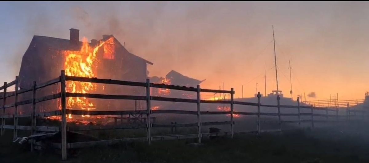 Staţia meteorologică de pe Vârful Vlădeasa din Cluj a ars într-un incendiu: „Extinderea focului, amplificată de vântul puternic de la cota 1.800”
