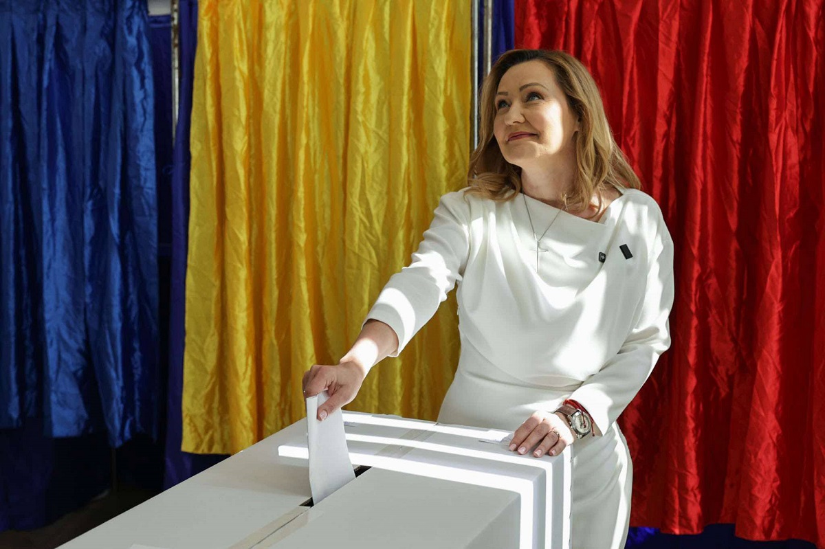 Elena Lasconi, îmbrăcată într-o rochie de 1.000 de lei la secția de votare. Cine i-a creat ținuta și cum a apărut alături de Cătălin Georgescu, soțul ei