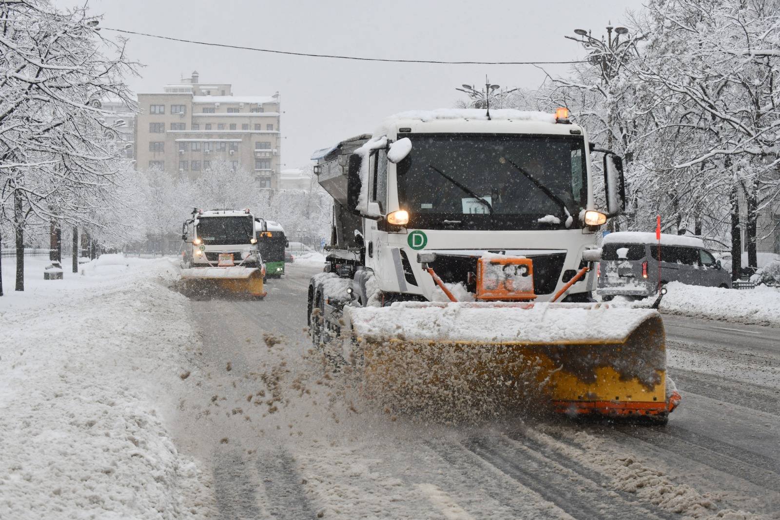 Ciprian Ciucu a ieșit la miezul nopții pe străzile din București. Dimineața, Primăria îi lăuda pe cetățeni că au deszăpezit orașul: „Primarul coordonează situația. Par mobilizați”