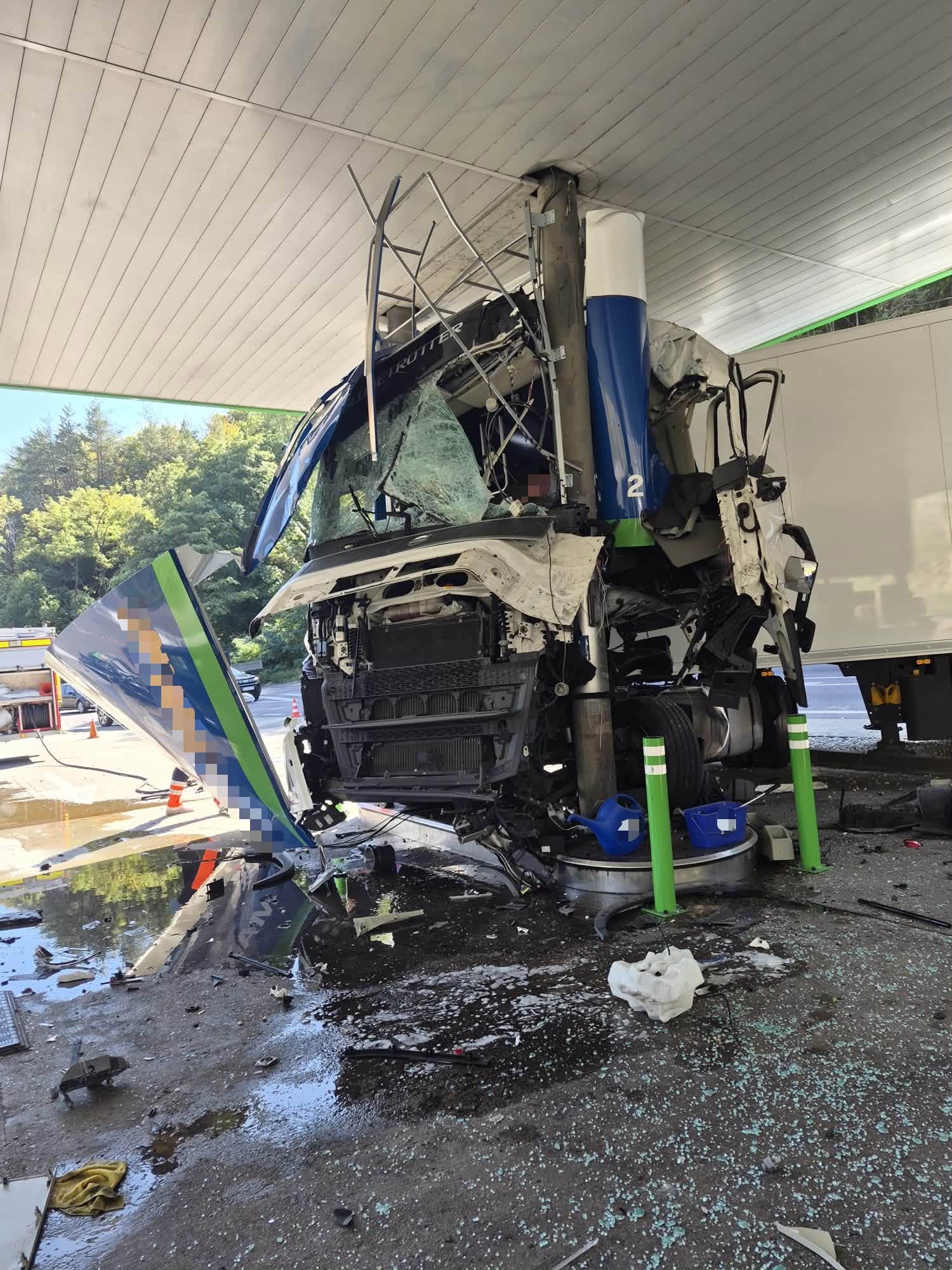 Accident la o benzinărie din Călimănești. Un camion a avariat pompele de carburant
