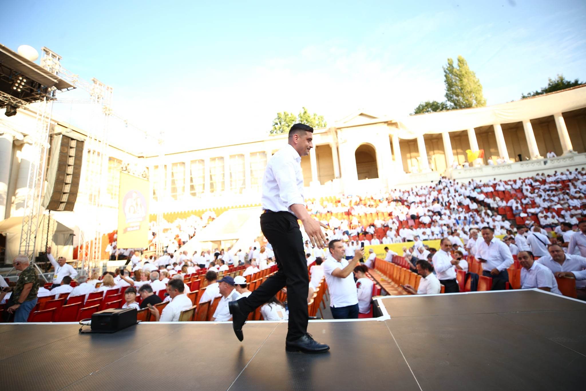 AUR și-a lansat candidații la europarlamentare în fața a mii de susținători. Simion: Dacă Viktor Orban își face temele, s-ar putea să-l vrem în proiectul nostru european