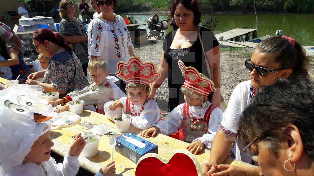 Sărbătoarea borșului de pește, la Jurilovca. Se gătesc 15 tone de ciorbă din 5 tone de pește / GALERIE FOTO