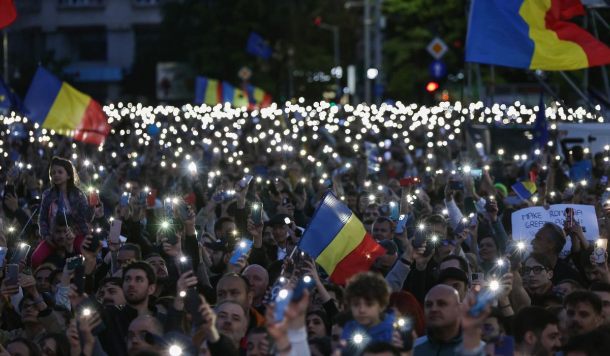 Mii de oameni în Piața Victoriei la mitingul „România în lumină”, organizat de Nicușor Dan. Jandarmeria a sesizat AEP pentru „propagandă electorală” | VIDEO