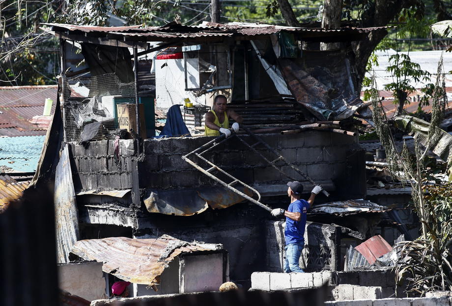 Incendiu de proporții filmat cu drona, în Filipine. Focul a distrus 80 de case și a ucis 8 persoane