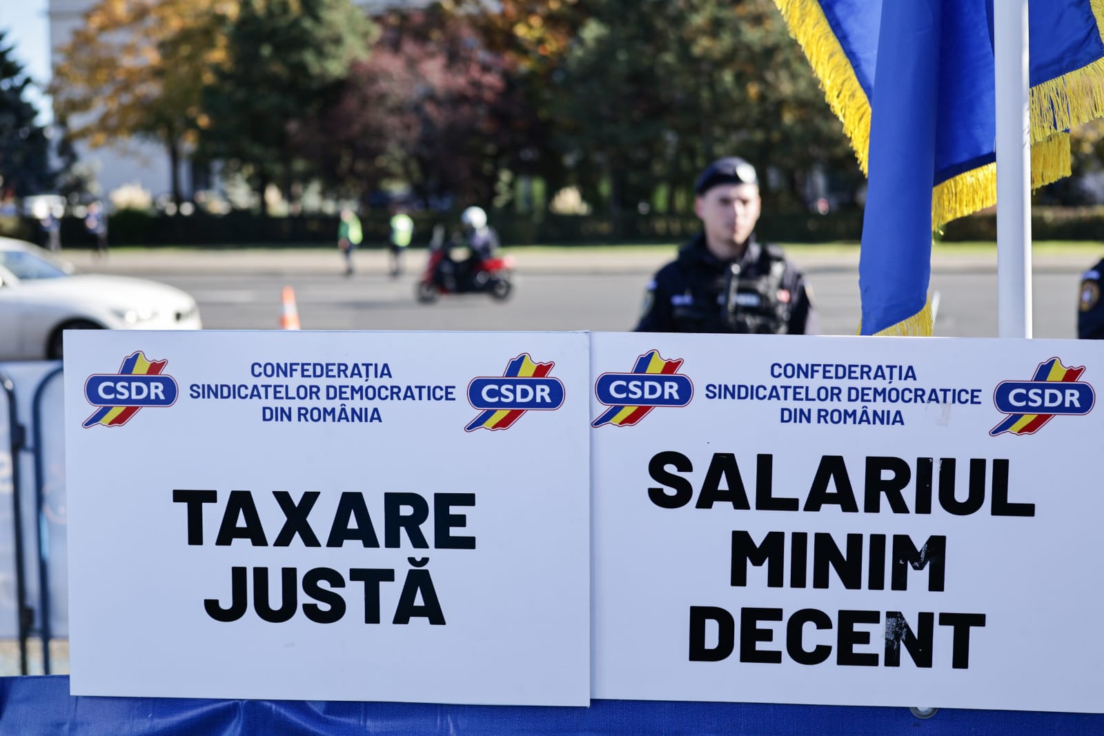 Mii de oameni au protestat în Piața Victoriei  pentru creşterea salariului minim şi a pensiilor. Sloganurile politice, interzise