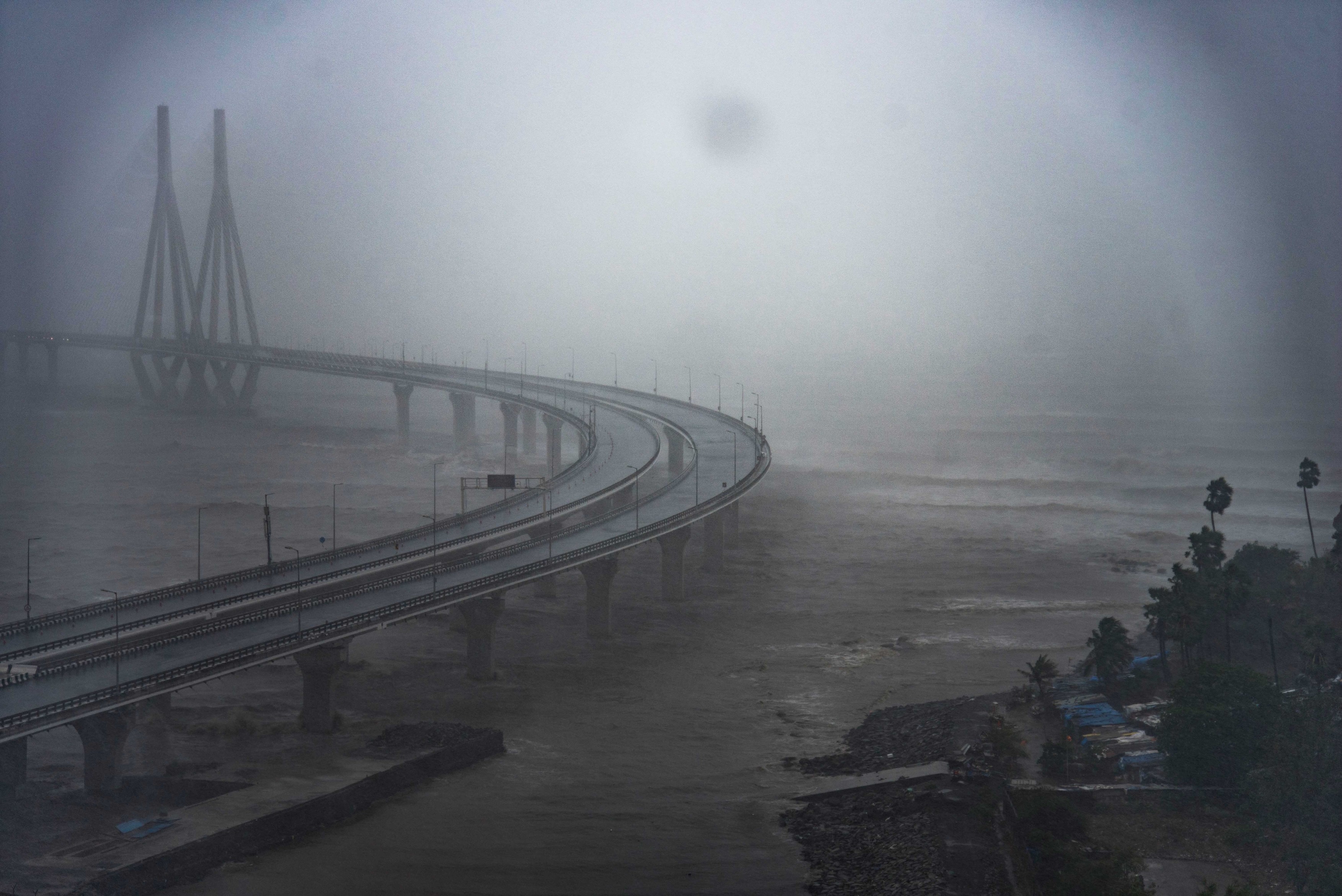Cel puțin 24 de oameni au murit și alți 96 sunt dați dispăruți pe mare, în urma ciclonului Tauktae, care a devastat India