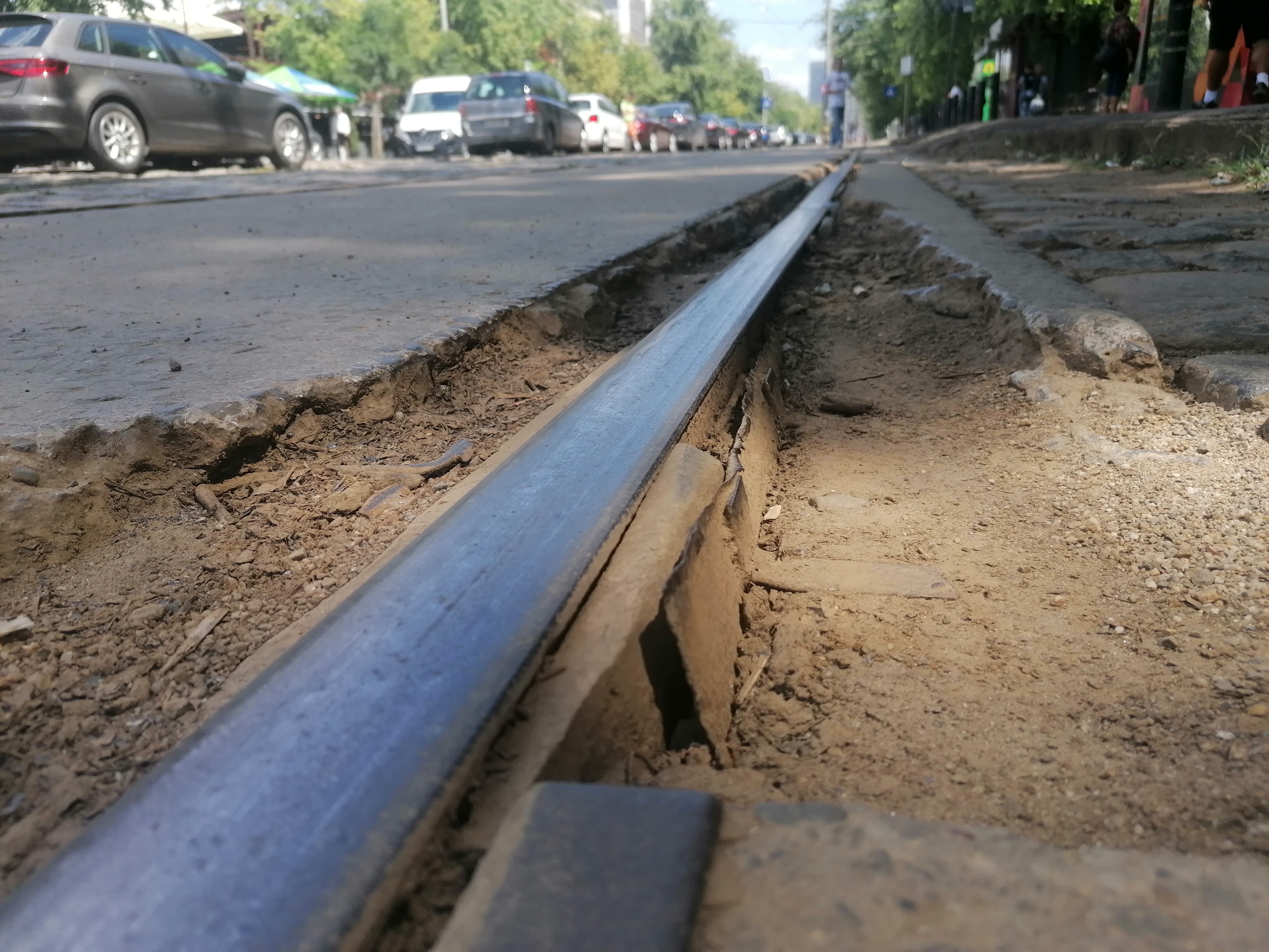 Gropi, șine rupte și segmente lipsă. Imagini cu liniile de tramvai care îi înspăimântă pe bucureștenii care vin la muncă în Pipera: „Mai bine cobor cu două stații înainte”