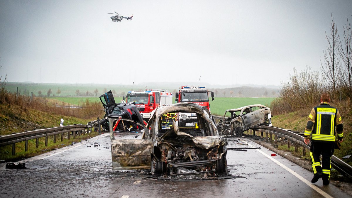 Cinci prieteni, toți de 19 ani, au murit într-un Mercedes care a ars ca o torță, după ce l-a lovit un BMW, pe o șosea din Germania