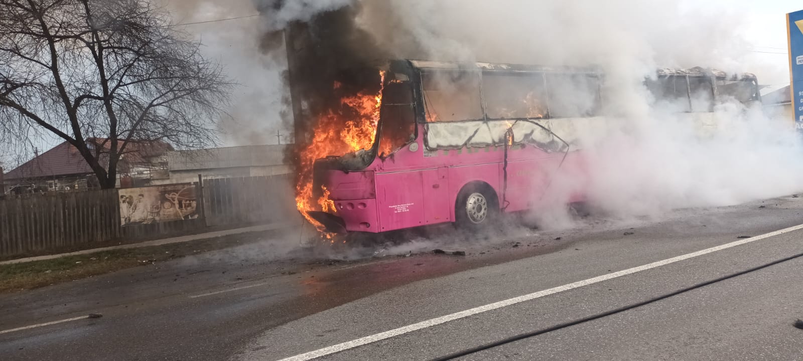 Un autocar plin cu copii a luat foc în județul Neamț, în dreptul unei stații GPL