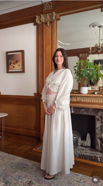 Actrița Anne Hathaway, gravidă pentru a treia oară. Primele imagini cu sarcina avansată. Cum a făcut vedeta anunțul