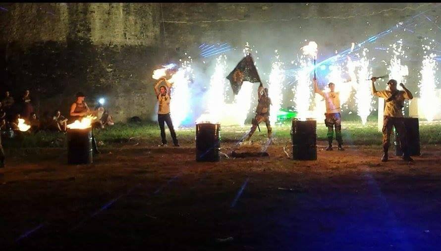 REPORTAJ: Jonglează cu focul. 12 brașoveni fac spectacol la festivalurile medievale și aduc în scenă sicrie sau butoaie de motorină din care taie cu flexul/ GALERIE FOTO