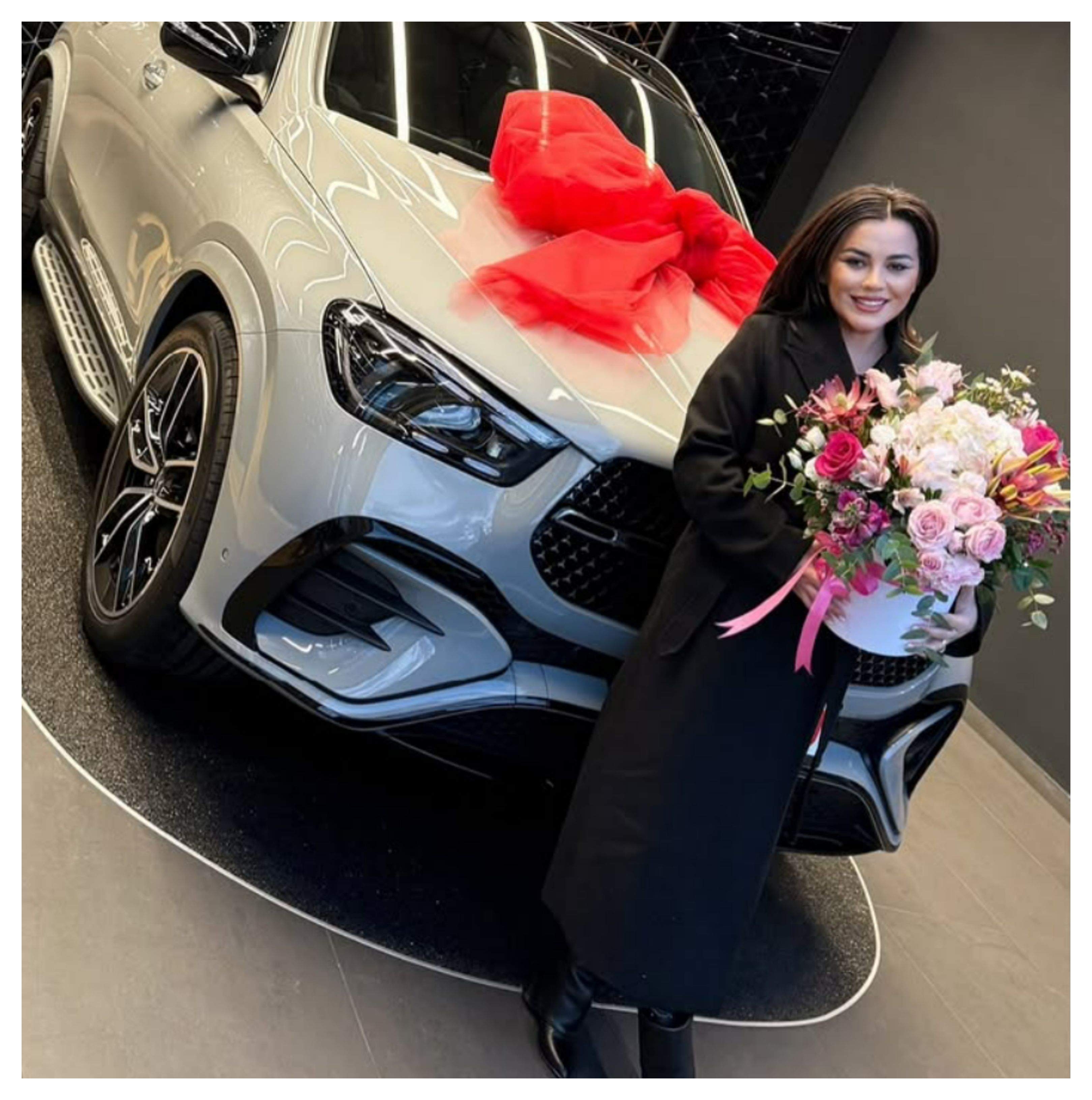 Ce bolid de lux și-a cumpărat Carmen de la Sălciua. Imagini cu noua achiziție a artistei de muzică populară