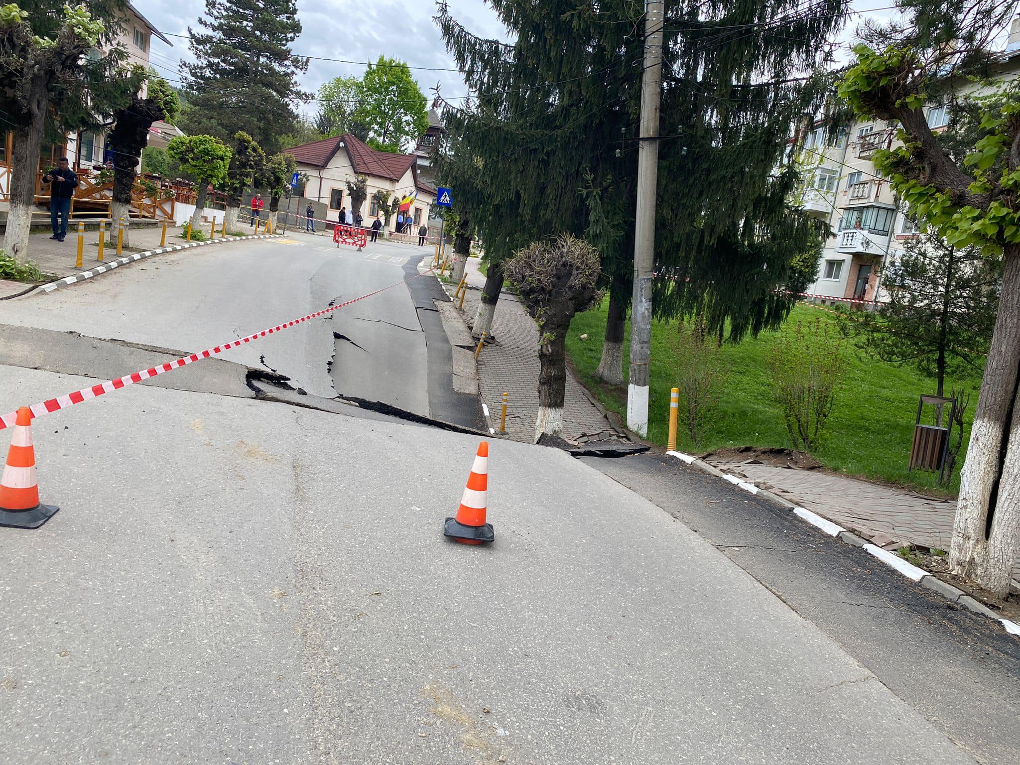Imagini din orașul Slănic, unde o stradă s-a surpat pe o suprafaţă mare