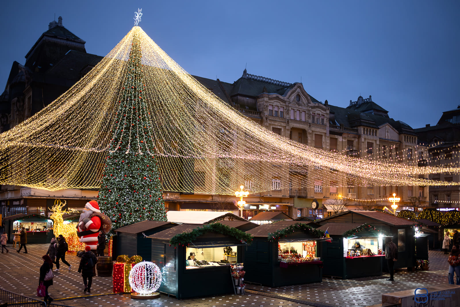 Târgul de Crăciun Timișoara 2024. Aproape o sută de căsuțe, zonă de gastronomie, carusel și o roată panoramică