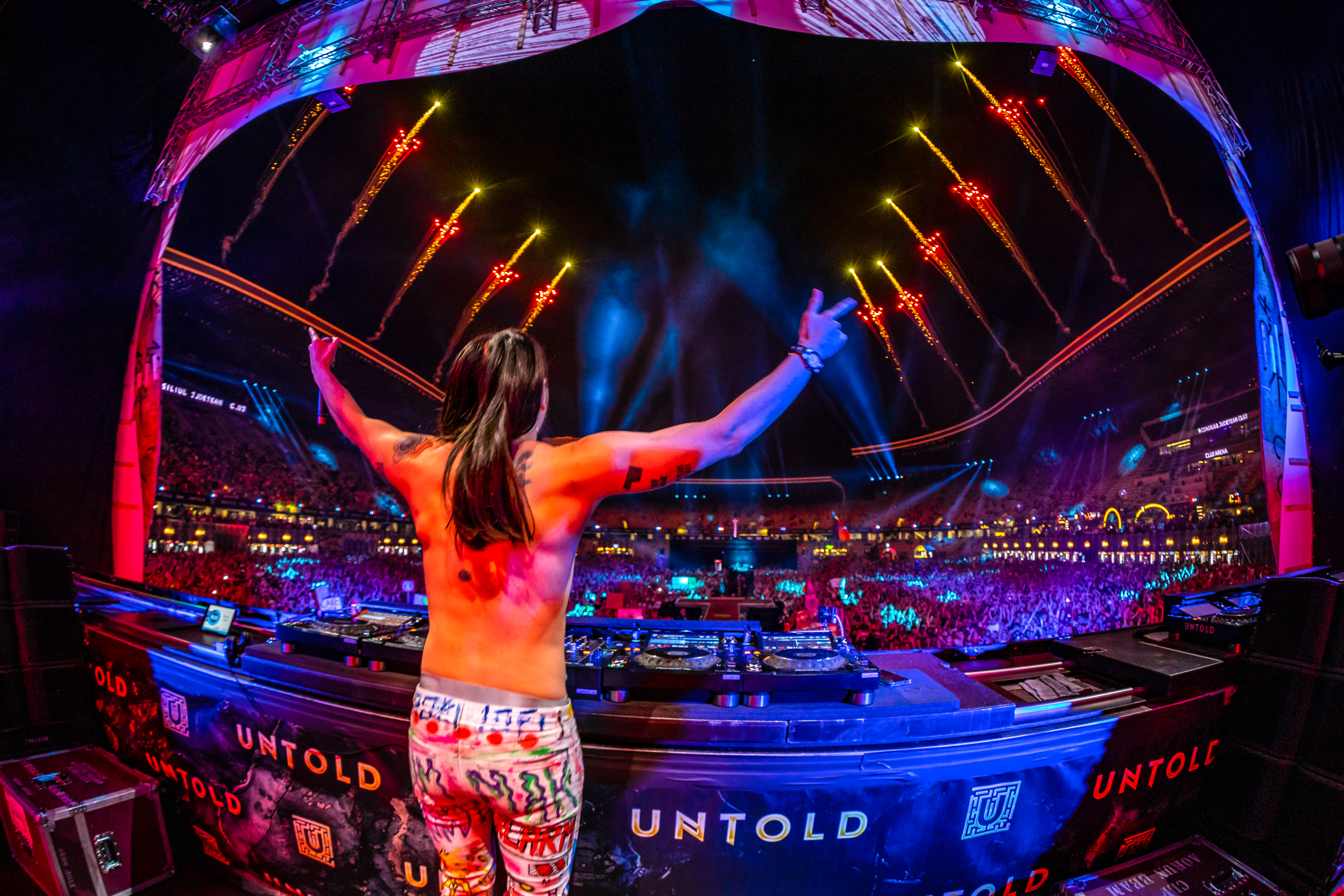 Steve Aoki a aruncat cu torturi la UNTOLD 2022. Imagini din prima zi de festival