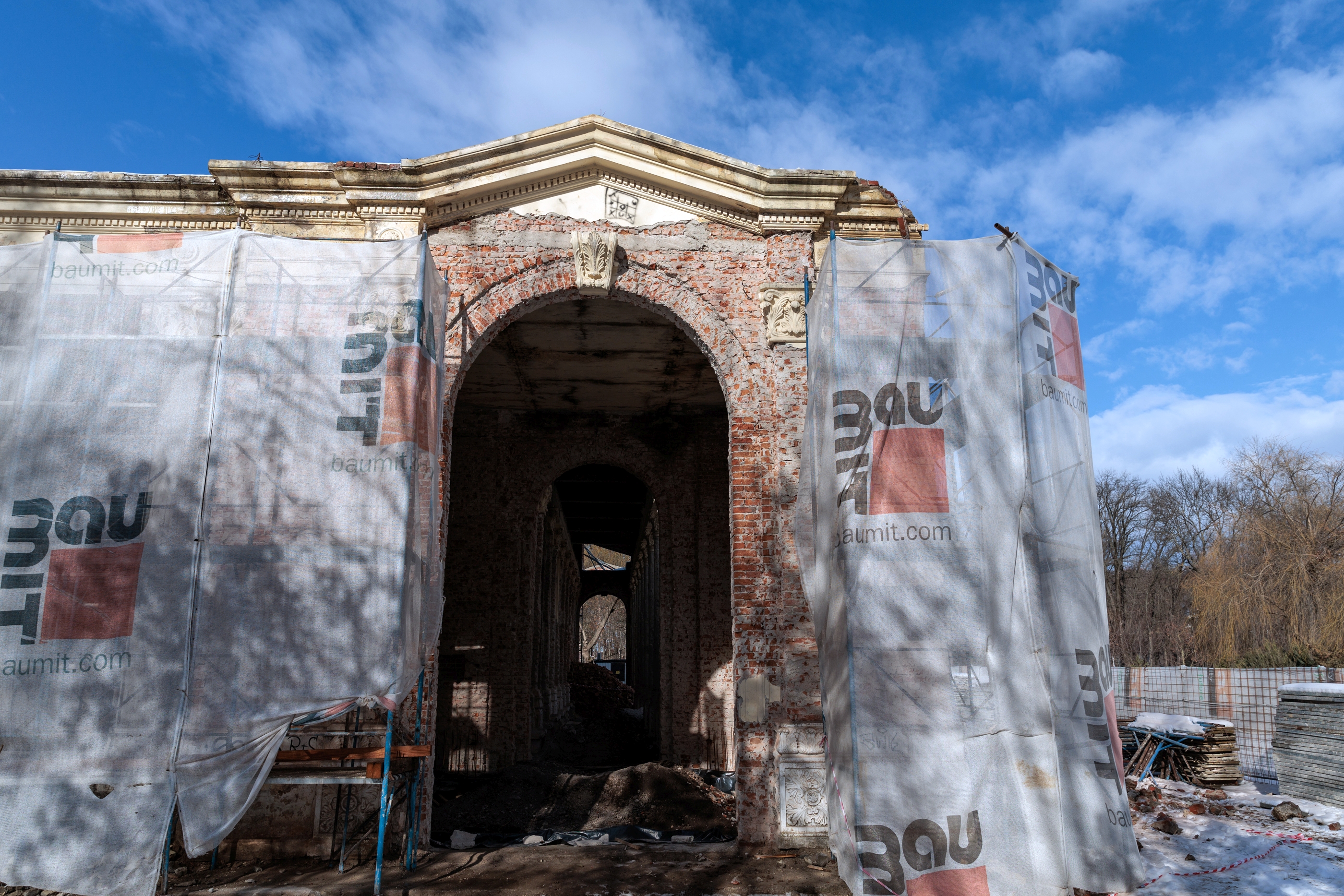 Primarul sectorului 1, Clotilde Armand, a trecut la realizările din mandat „reconstrucția teatrului de vară Bazilescu”, când acolo este încă șantier