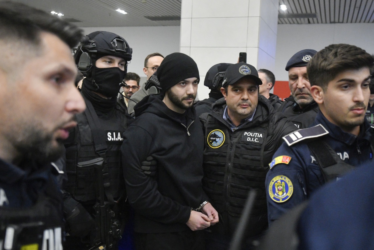 Horațiu Potra a fost adus în România după 9 luni sub escorta Poliției. Este acuzat de tentativă de lovitură de stat alături de Călin Georgescu