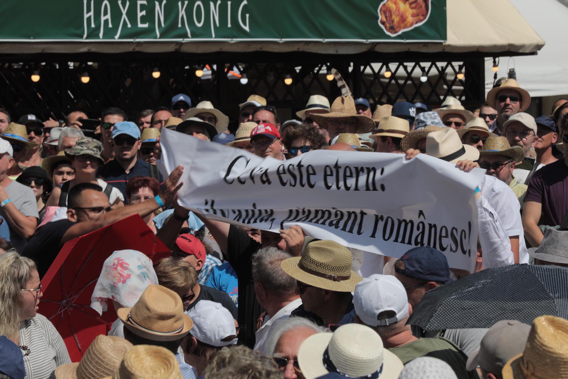 Incident la Tușnad. Un banner cu „Transilvania, pământ românesc” a înfuriat mulțimea. Au intervenit jandarmii