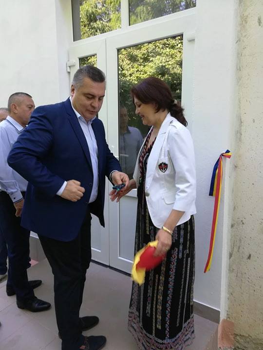 FOTOGALERIE | La Tecuci s-a tăiat panglica pentru o scară de incendiu. Primarul, întâmpinat cu pâine şi sare