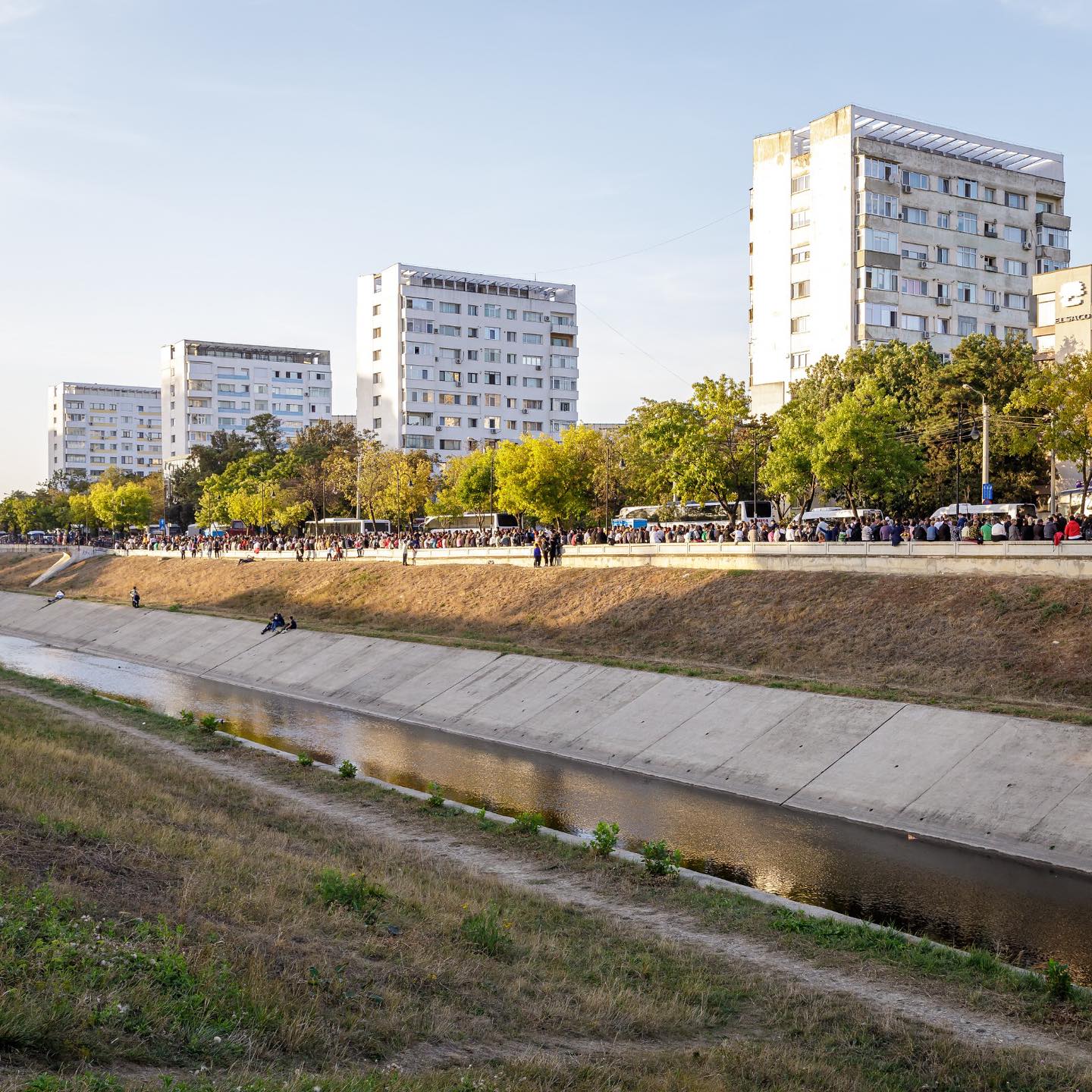 Peste 300.000 de oameni s-au închinat la moaştele Sfintei Cuvioase Parascheva, la Iași. 50.000 încă stau la coadă