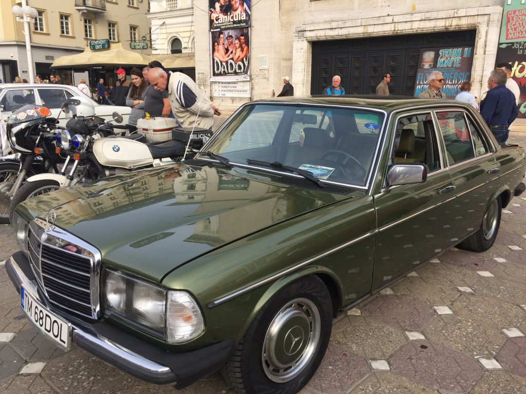 Mașina folosită de Robert Redford în filmul Havana, la Timișoara. E o replică, dar bijuteria a făcut furori printre iubitorii de mașini de epocă