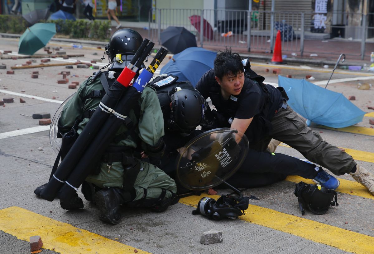 Scene de război în Hong Kong. Protestatarii, blocați într-un campus asediat de polițiști