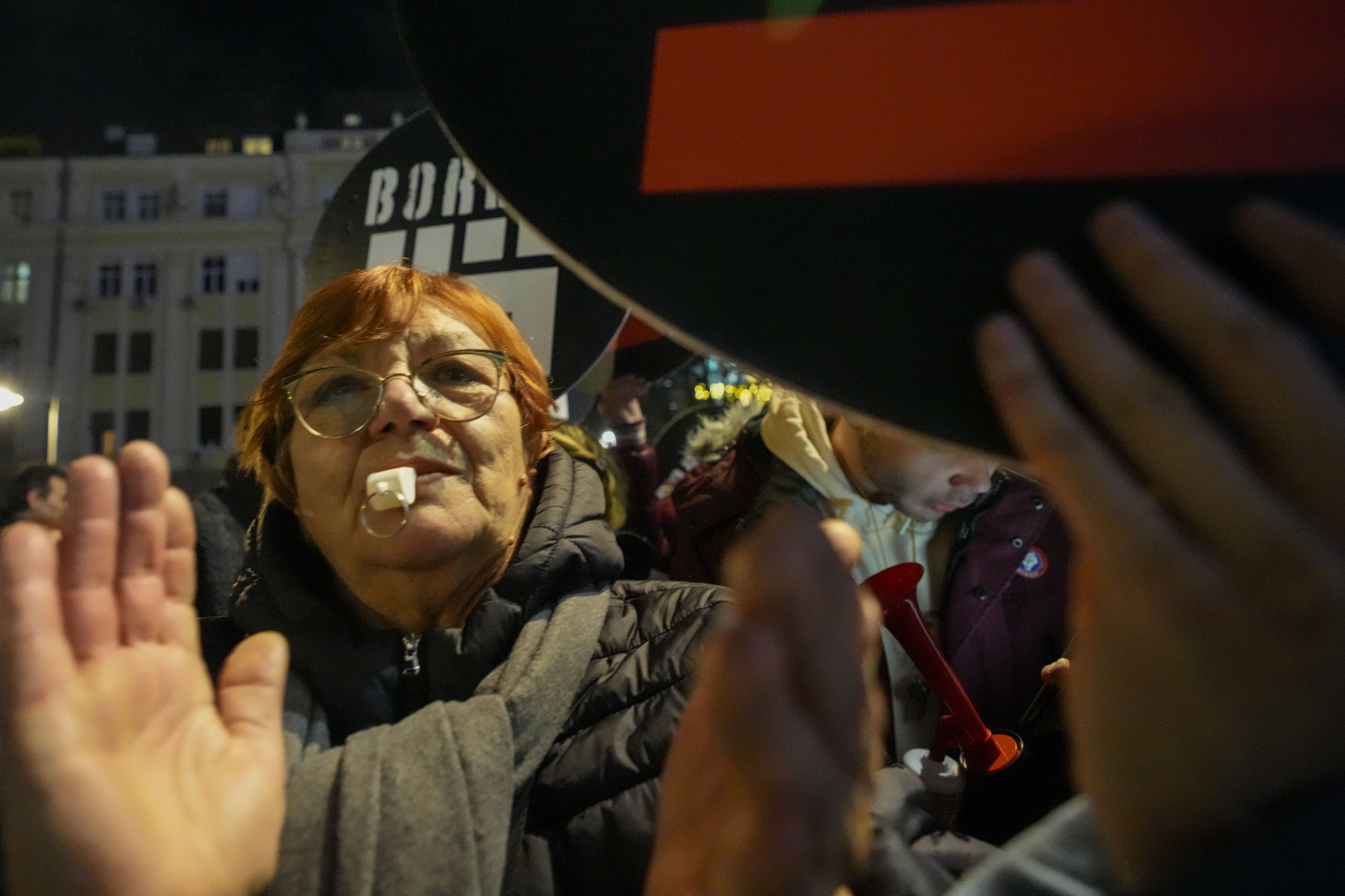 Prima întâlnire a președintelui sârb Vučić după izbucnirea revoltelor de duminică de la Belgrad: cu ambasadorul Rusiei