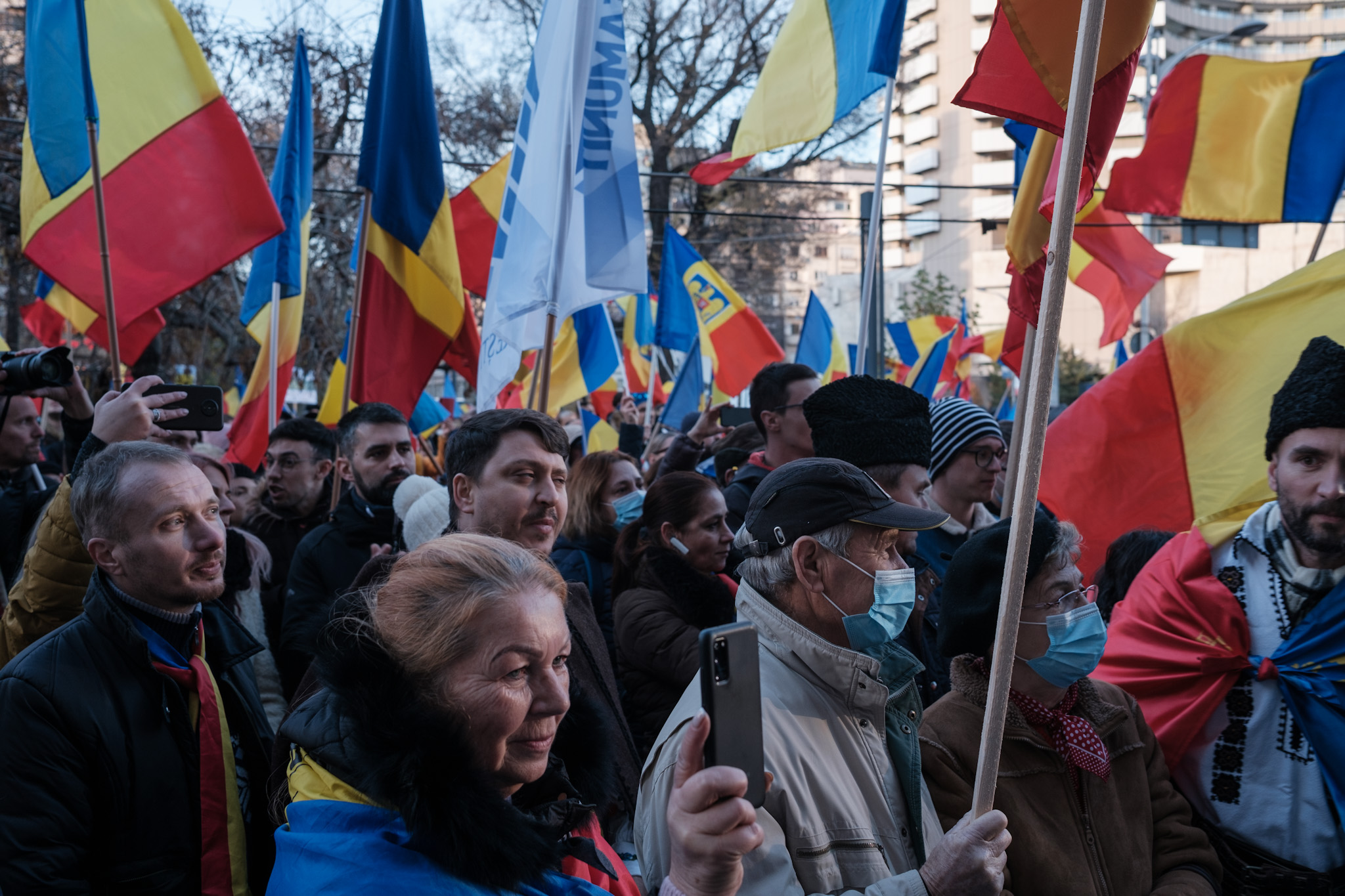 Protest anti-restricții, de Ziua Națională, în București. Sunt câteva sute de persoane în Piața Universității