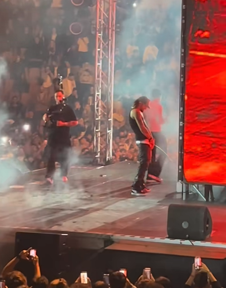 Ian a urinat pe scenă în timpul concertului de la Arenele Romane 