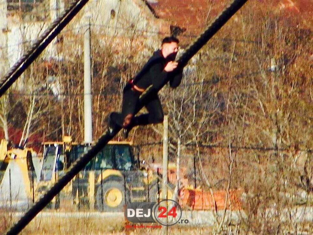 Spiderman de Cluj: Un tânăr s-a urcat pe cablurile unui pod din Dej