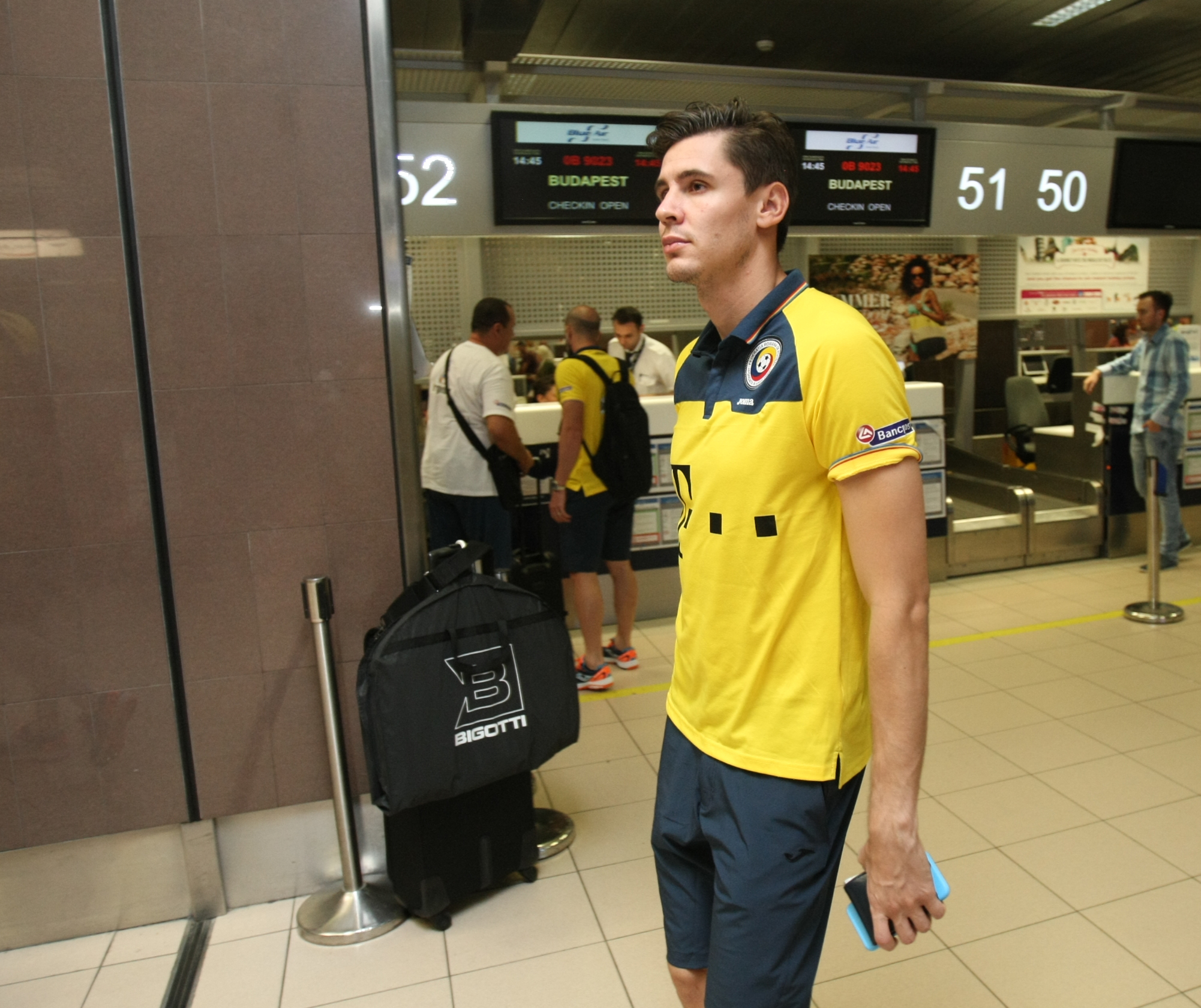 PRELIMINARIILE EURO 2016, UNGARIA - ROMÂNIA (vineri, ora 21.45, TVR 1) / Selecționerul Anghel Iordănescu a renunțat la supersitiții și ^a lăsat femei în avionul care i-a transportat pe tricolori la Budapesta, pentru mare meci cu rivalii istorici / GALERIE FOTO