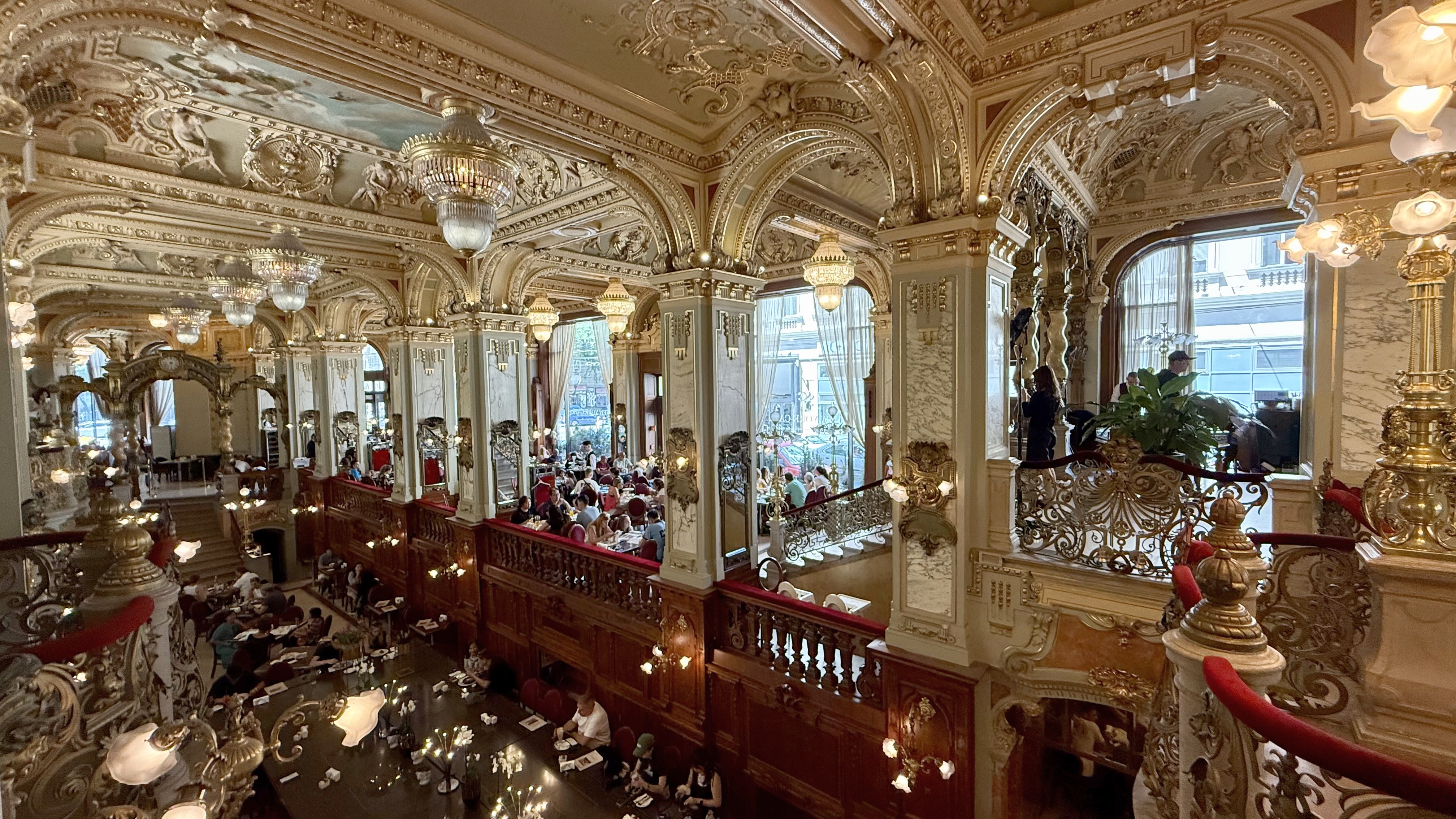 Cafeneaua unde turiștii stau și o oră la coadă. Este considerată cea mai frumoasă din lume și are prețuri pe măsură