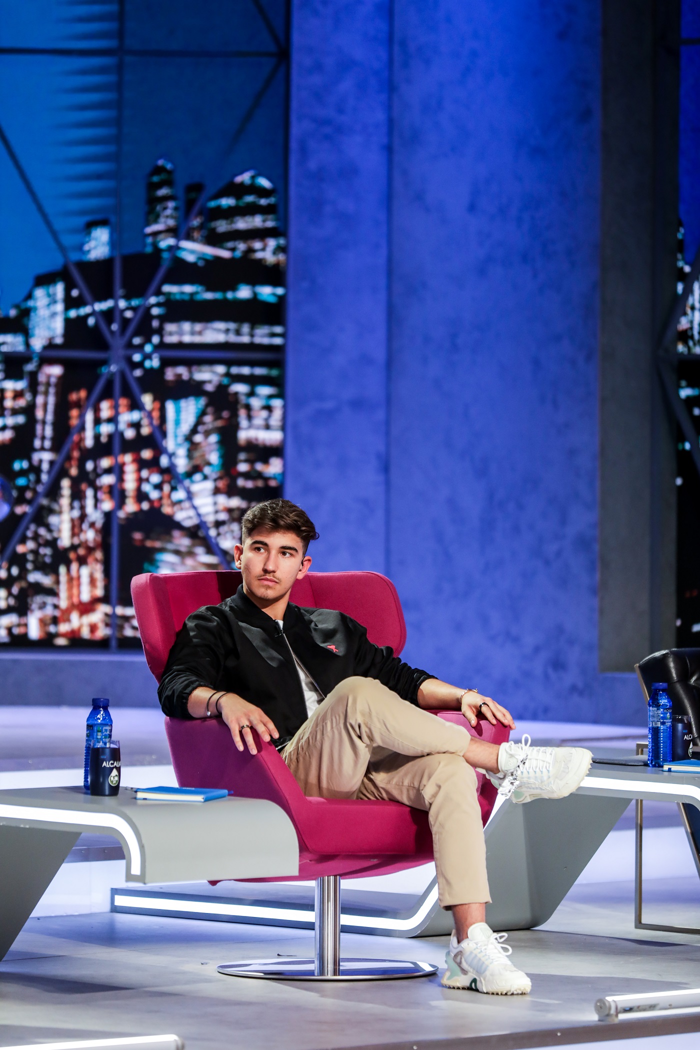 De ce se îmbracă Sebastian Dobrincu de fiecare dată cu aceleași haine la „Imperiul Leilor”: „Le curățăm zilnic”