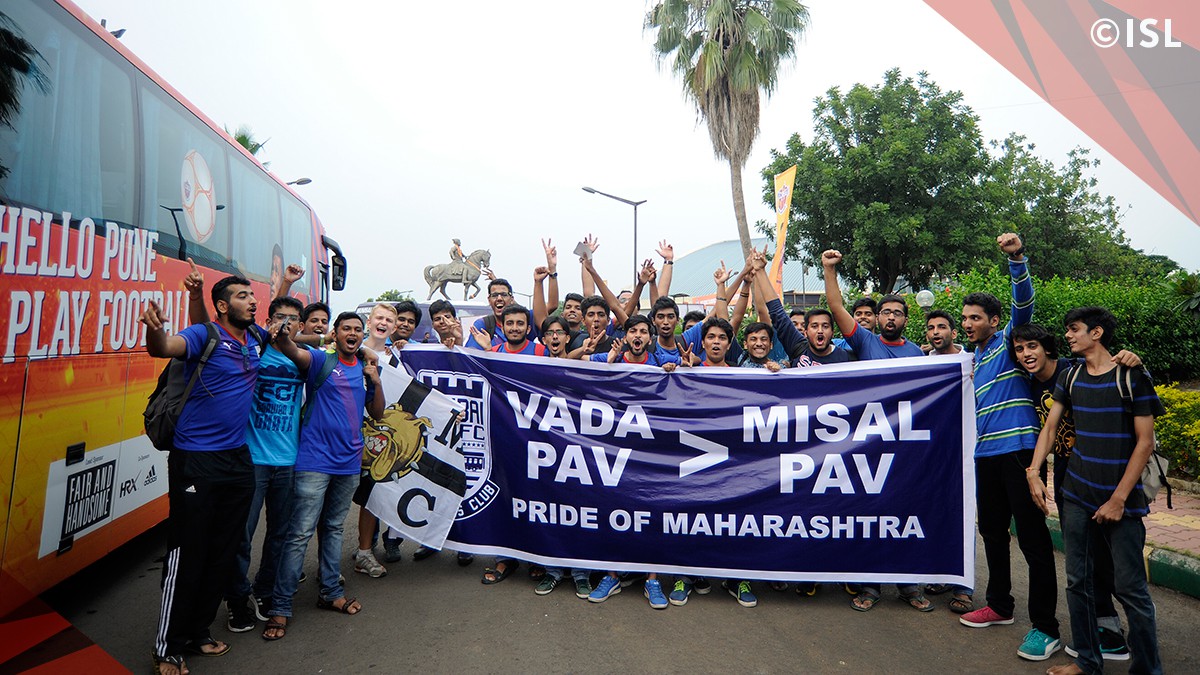 Mutu și-a început cu o pasă de gol aventura în India! Vrea să redevină titular la națională, dar a început ca rezervă partida Pune - Mumbay 3-1. ^Piteșteanul a intrat pe teren în minutul 61. Tricolorul a fluturat în tribune / FOTO