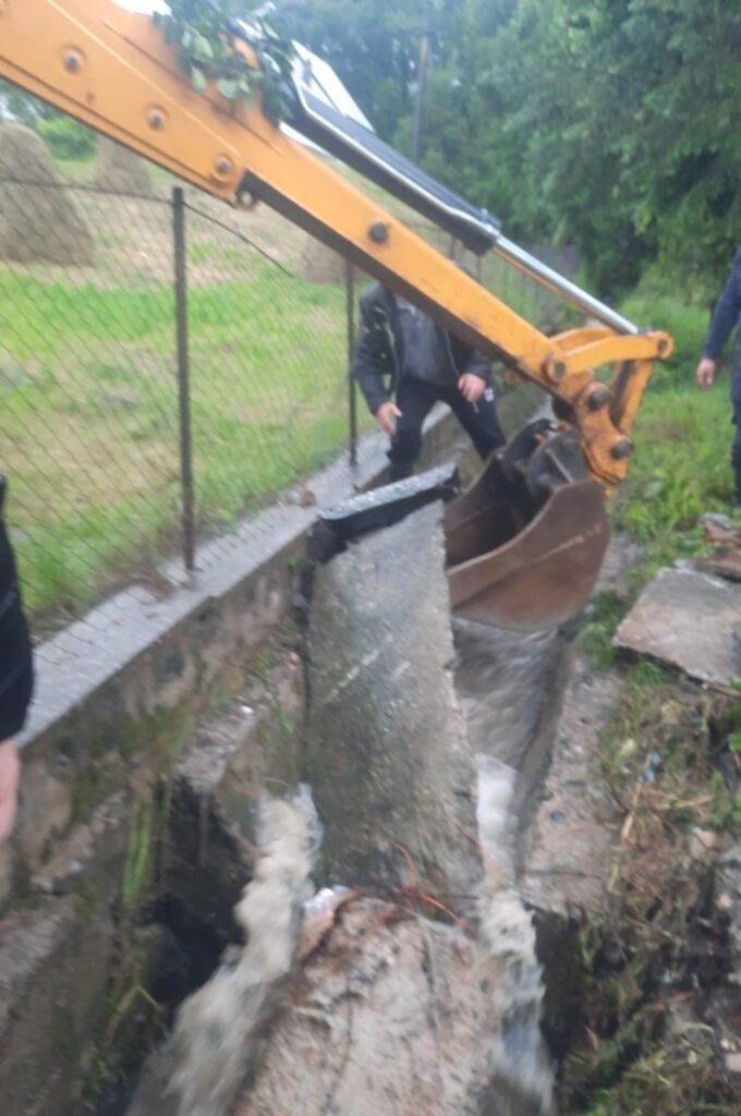 Localități din Argeș și Dolj, lovite de inundații. Două femei au rămas blocate într-o mașină din cauza apelor