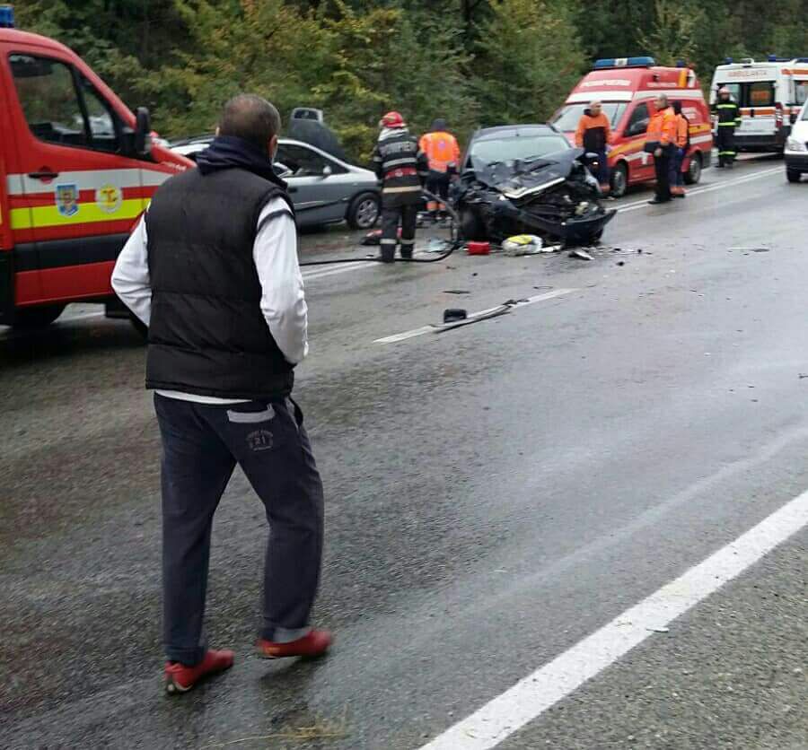 FOTO| Doi morți și mai mulți răniți într-un accident în Olt după ciocnirea a două mașini