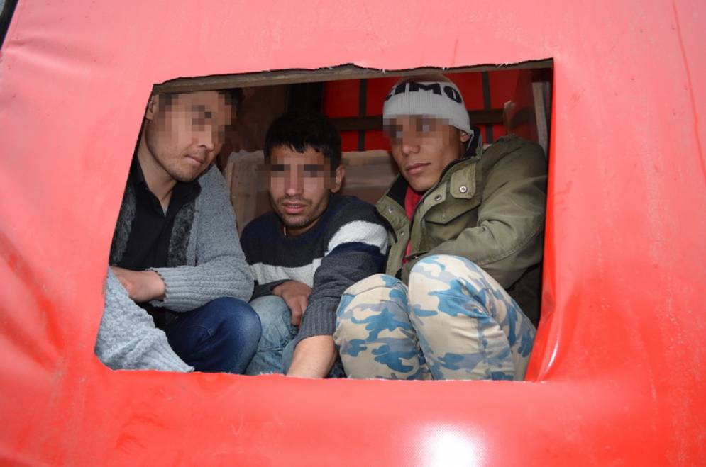 Trei imigranți din Afganistan s-au speriat când au ajuns în România și au vrut să fugă! GALERIE FOTO