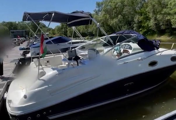 Döbbenetes csalássorozat: fiktív dolgozók után több mint félmilliárd forintot nyúltak le két hazai egészségügyi intézményben – A rendőrök még egy jachtot is lefoglaltak